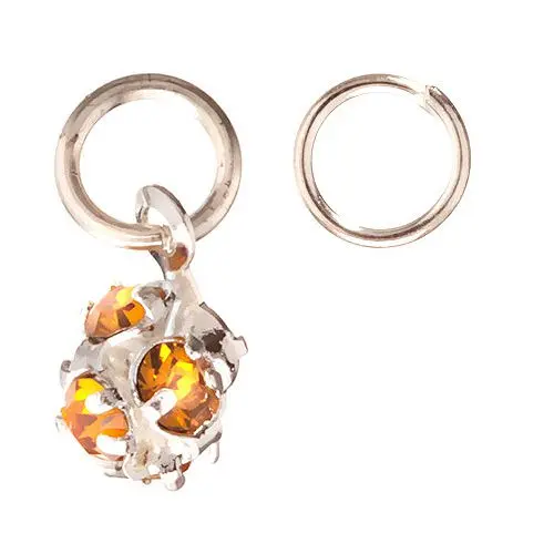 Okrasen piercing v obliki kroglice z oranžno rjavimi okrasnimi kamenčki